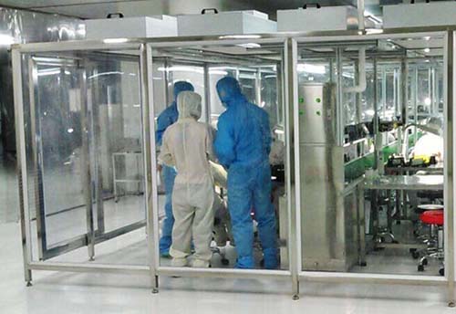 百級潔凈棚工作原理:風機從FFU頂部將空氣吸入,經初效過濾器,高效過濾器過濾,過濾后的潔凈空氣在整個出風面以0.45m/s±20%的風速勻速送出到潔凈棚內。