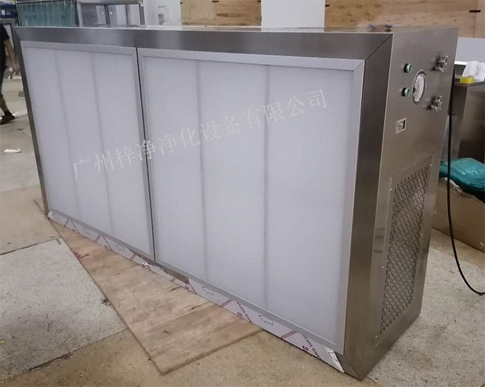 潔凈層流罩它主要由箱體、風機、初效空氣過濾器、高效空氣過濾器、阻尼層、燈具等組成。