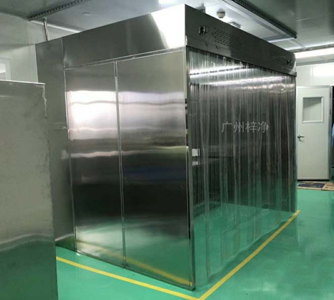 負(fù)壓稱量罩內(nèi)空氣經(jīng)初效過濾器、由離心風(fēng)機(jī)壓入靜壓箱，在經(jīng)高效過濾器后從氣流擴(kuò)散送風(fēng)單元出風(fēng)面吹出，潔凈空氣以均勻的斷面風(fēng)速流經(jīng)工作區(qū)，從而形成高潔凈的工作環(huán)境。