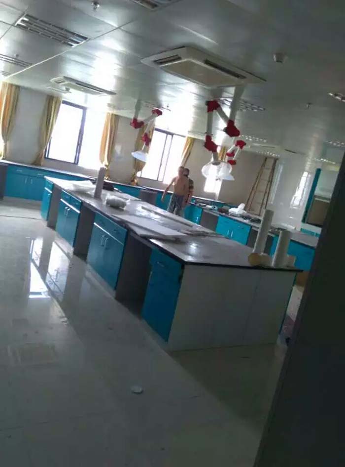 實驗臺應安裝在穩固的支撐結構上，確保實驗臺在使用過程中的穩定性。