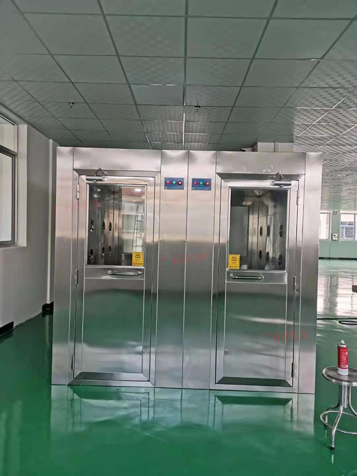 風淋室主要功能是確保工作人員在進入潔凈區(qū)前,通過吹淋去除身上的塵埃和微粒。 風淋室主要功能是確保工作人員在進入潔凈區(qū)前,通過吹淋去除身上的塵埃和微粒。