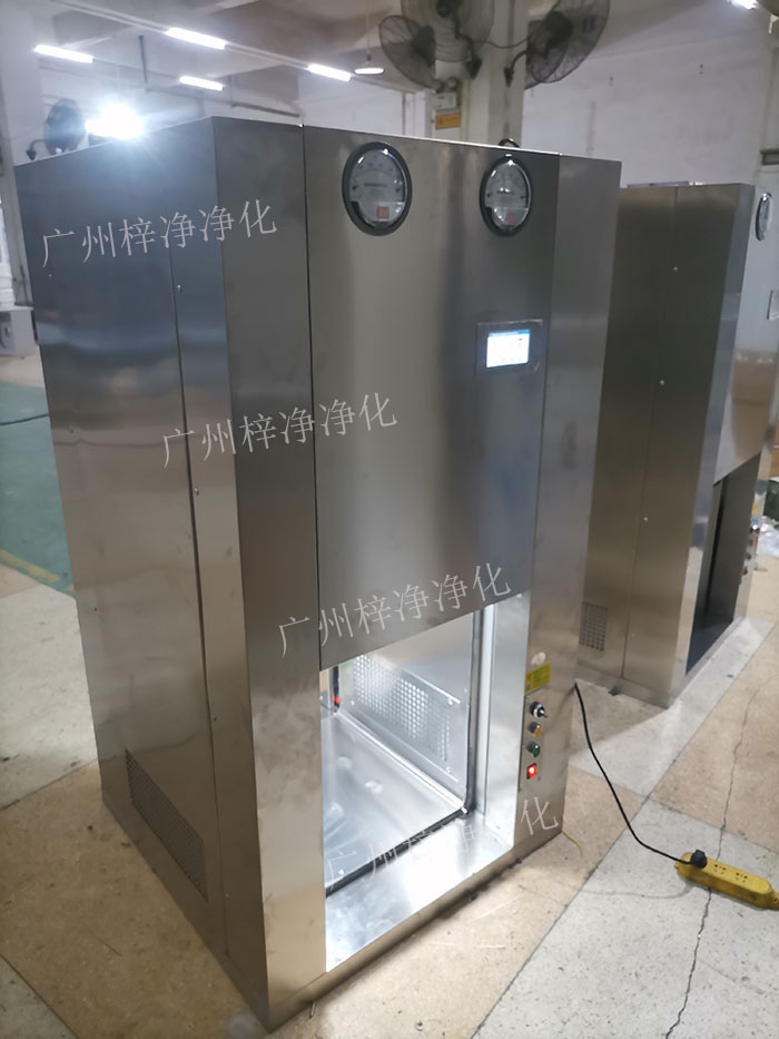 機器人機械臂傳遞窗是通過高精度的傳感器，實現(xiàn)機器人與傳遞窗的精準(zhǔn)對接。