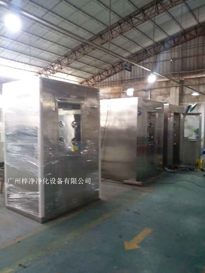 風淋室作為保障實驗室及生產(chǎn)環(huán)境潔凈室的關(guān)鍵設(shè)備