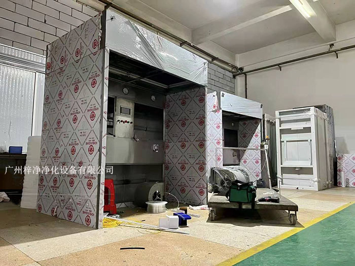 負壓稱稱量罩通過創造一個低氣壓的環境，防止生產過程中的粉塵、揮發物等有害物質逸散到外界環境中，同時確保稱量結果的準確性。