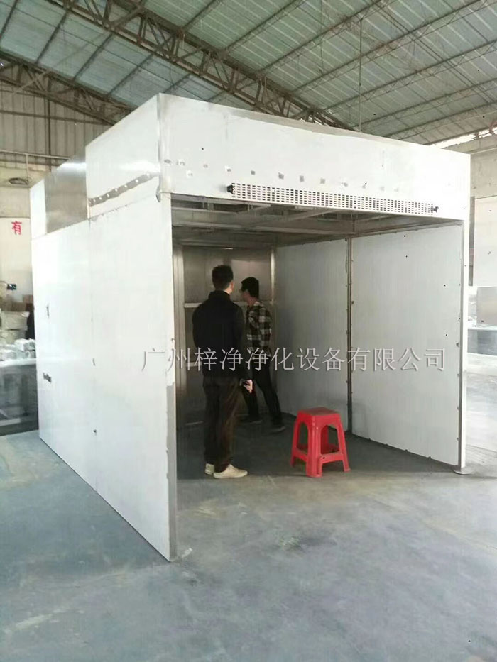 負壓稱稱量罩通過創造一個低氣壓的環境，防止生產過程中的粉塵、揮發物等有害物質逸散到外界環境中，同時確保稱量結果的準確性。